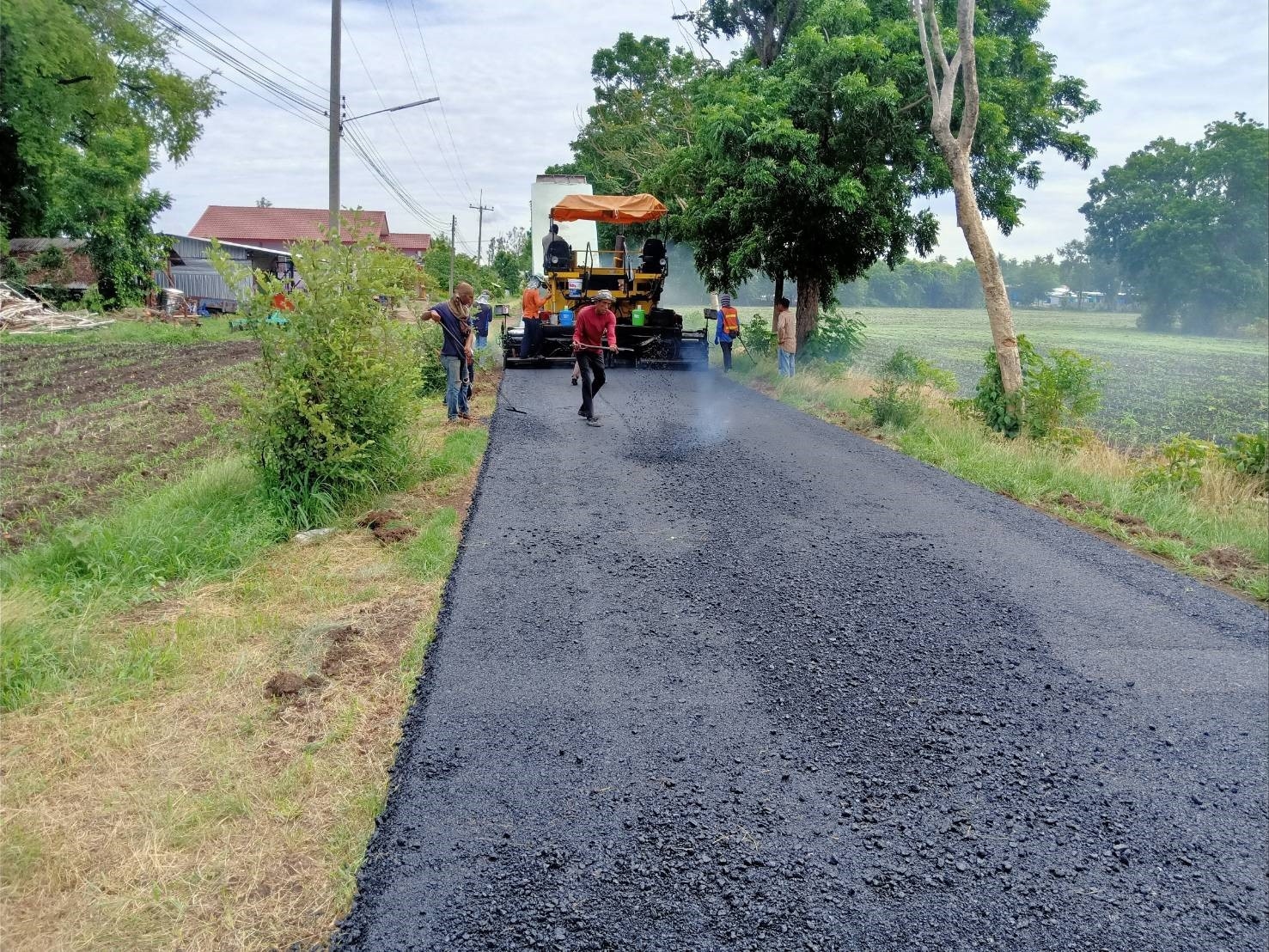 โครงการปรับปรุงถนนคสล.โดยปูผิวทางแอสฟัลท์ สายทางเข้าหมู่บ้านหมู่ที่ 9