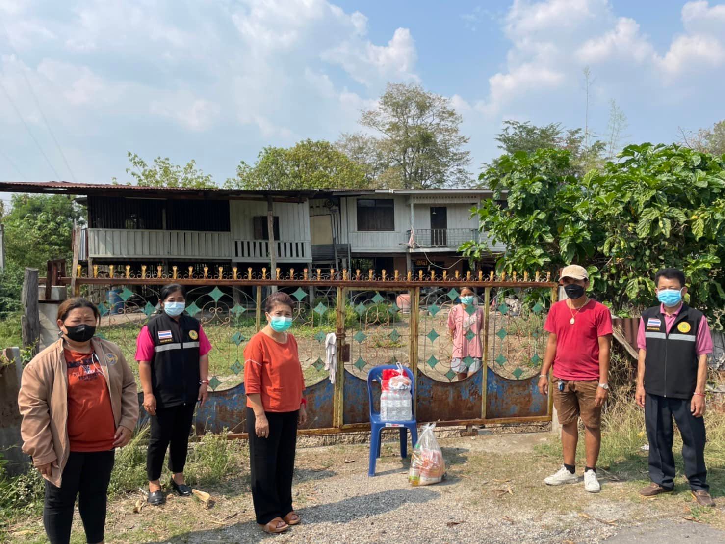 นายกองค์การบริหารส่วนตำบลหนองแขม ลงพื้นที่มอบชุดธารน้ำใจกู้ชีวิตฝ่าวิกฤตโควิด-19
