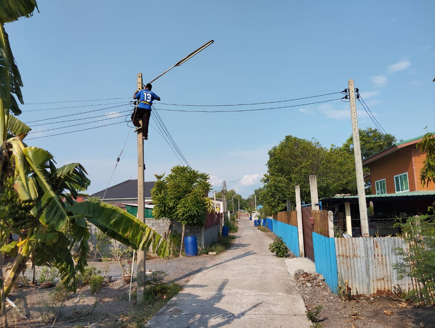 ซ่อมแซมและติดตั้งไฟฟ้าสาธารณะในพื้นที่ตำบลหนองแขม หมู่ที่ 3