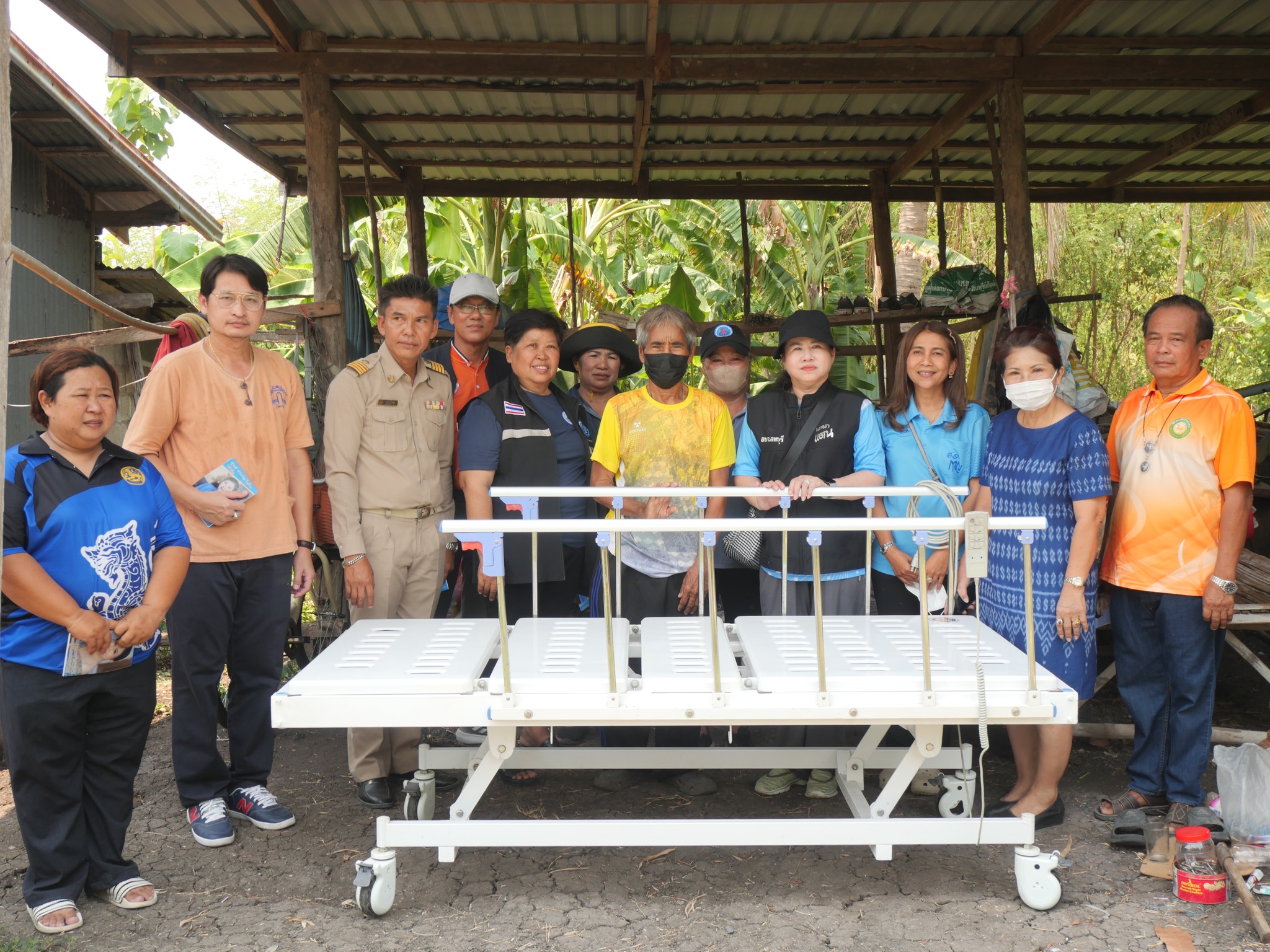 นางอรพิน จิระพันธ์ุวาณิช นายกองค์การบริหารส่วนจังหวัดลพบุรี และนางกาญจนา สุขกำเนิด ลงพื้นที่มอบเตียงให้ผู้ป่วยติดเตียงในตำบลหนองแขม