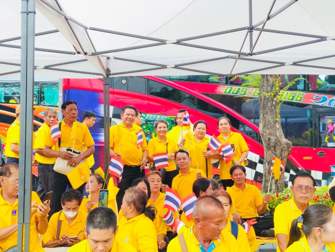 องค์การบริหารส่วนตำบลหนองแขม ร่วมเฝ้าฯ รับเสด็จ และ ร่วมกิจกรรมพิธีจุดเทียนถวายพระพรชัยมงคล เนื่องในโอกาสพระราชพิธีมหามงคลเฉลิมพระชนมพรรษา 6 รอบ 28 กรกฎาคม 2567 ณ บริเวณพระบรมราชวัง มณฑลพิธีสนามหลวง กรุงเทพมหานคร