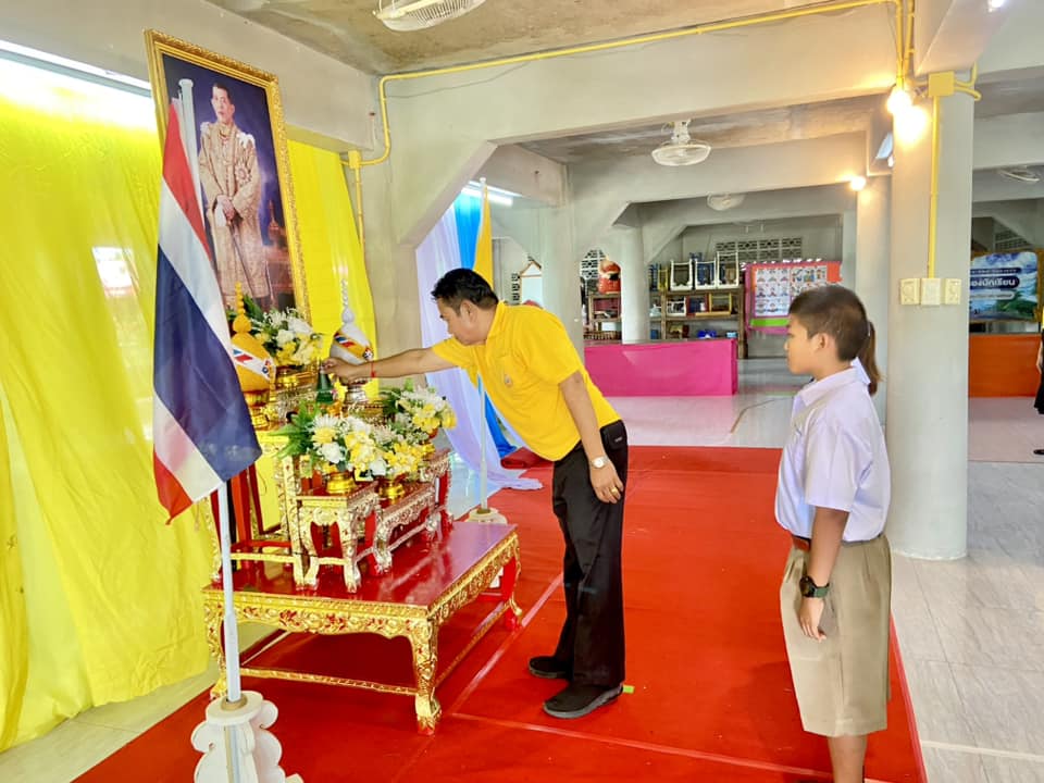 โรงเรียนบ้านหนองไผ่ สังกัด องค์การบริหารส่วนตำบลหนองแขม ถวายความเคารพพระบรมฉายาลักษณ์พระบาทสมเด็จพระเจ้าอยู่หัว รัชกาลที่ 10