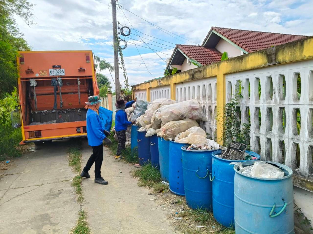 จัดเก็บขยะมูลฝอยในพื้นที่ตำบลหนองแขม อำเภอโคกสำโรง จังหวัดลพบุรี