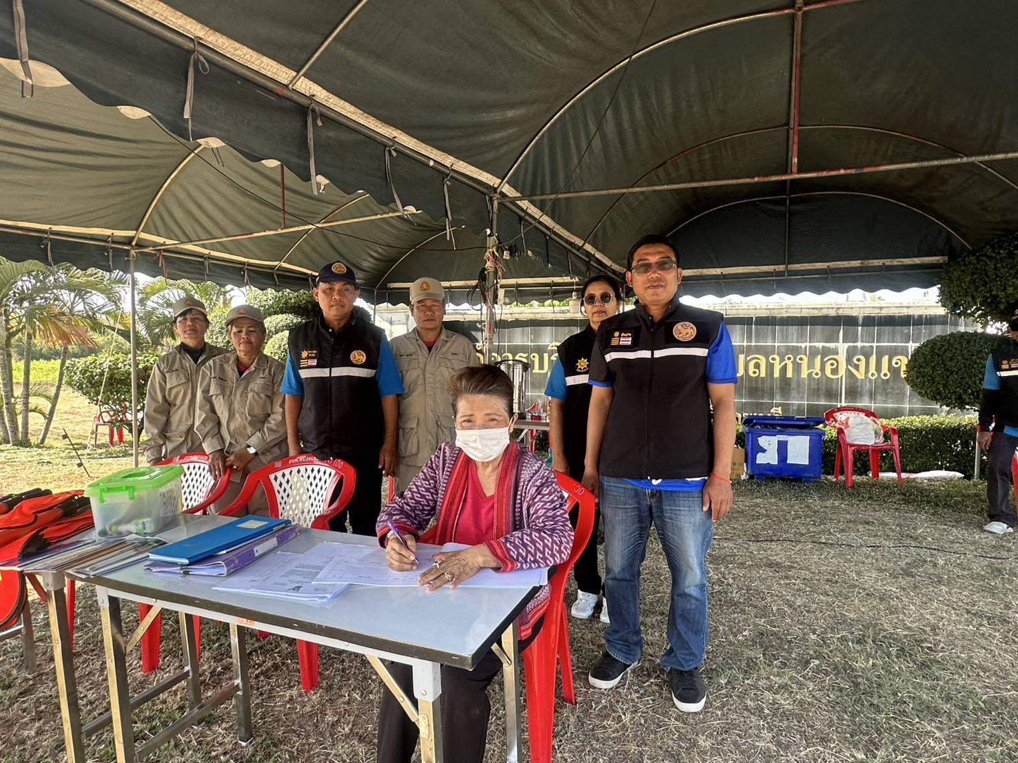 ตรวจเยี่ยมและให้กำลังใจเจ้าหน้าที่ประจำจุดบริการประชาชนในช่วงเทศกาลปีใหม่