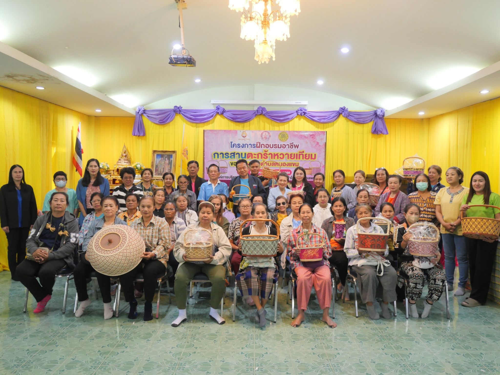 โครงการฝึกอบรมอาชีพการสานตะกร้าหวายเทียมของผู้สูงอายุตำบลหนองแขม