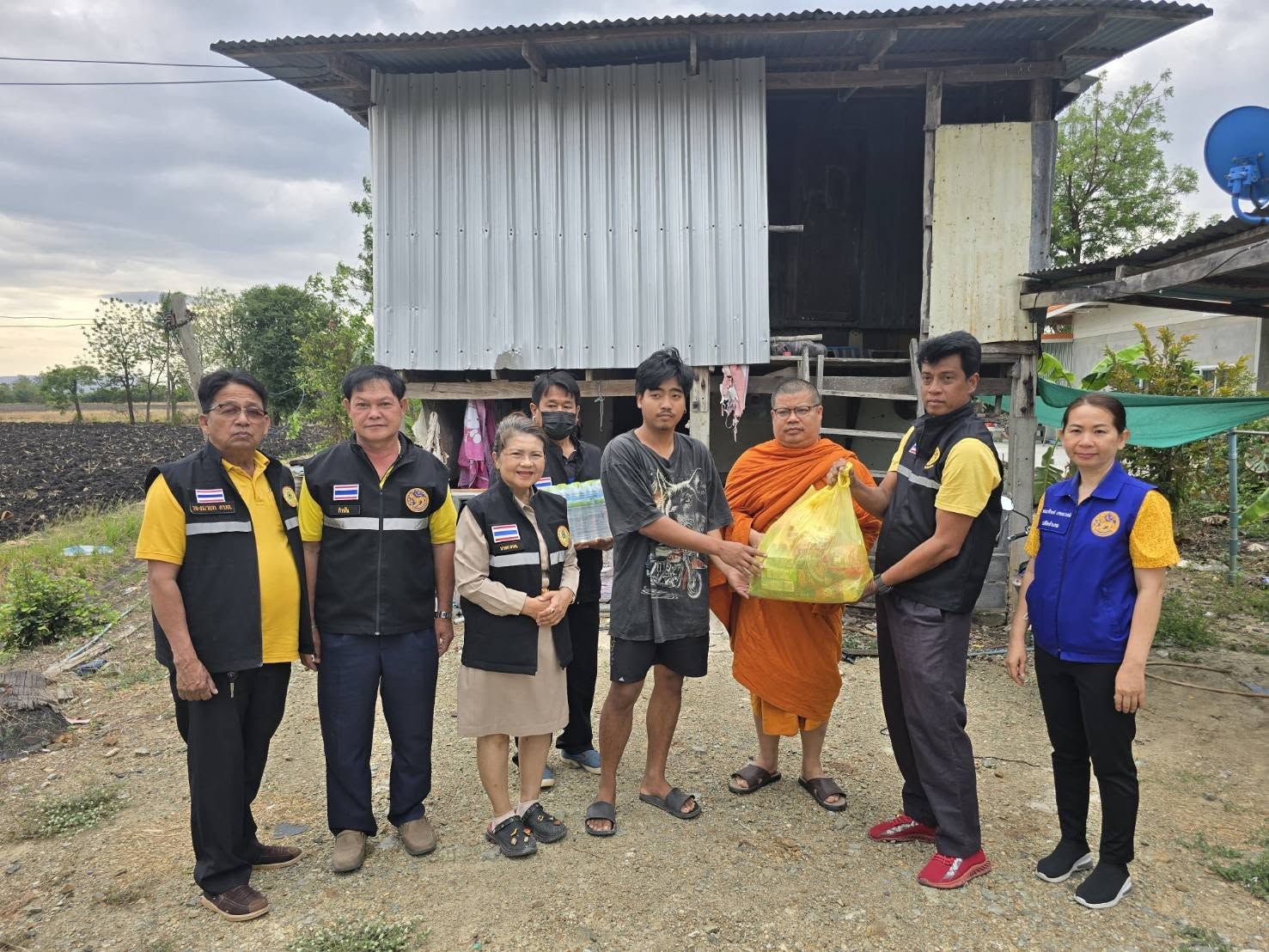 มอบเครื่องยังชีพ ให้แก่ผู้ยากไร้ ในกิจกรรม ถนนสายวัฒนธรรม ปันน้ำใจสู่ผู้ยากไร้