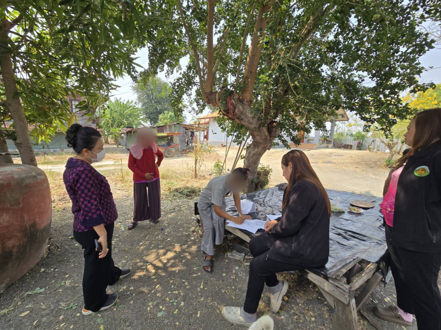 นายกองค์การบริหารส่วนตำบลหนองแขม ลงพื้นที่สำรวจผู้ประสบปัญหาทางสังคม ผู้มีรายได้น้อย ในพื้นที่ตำบลหนองแขม