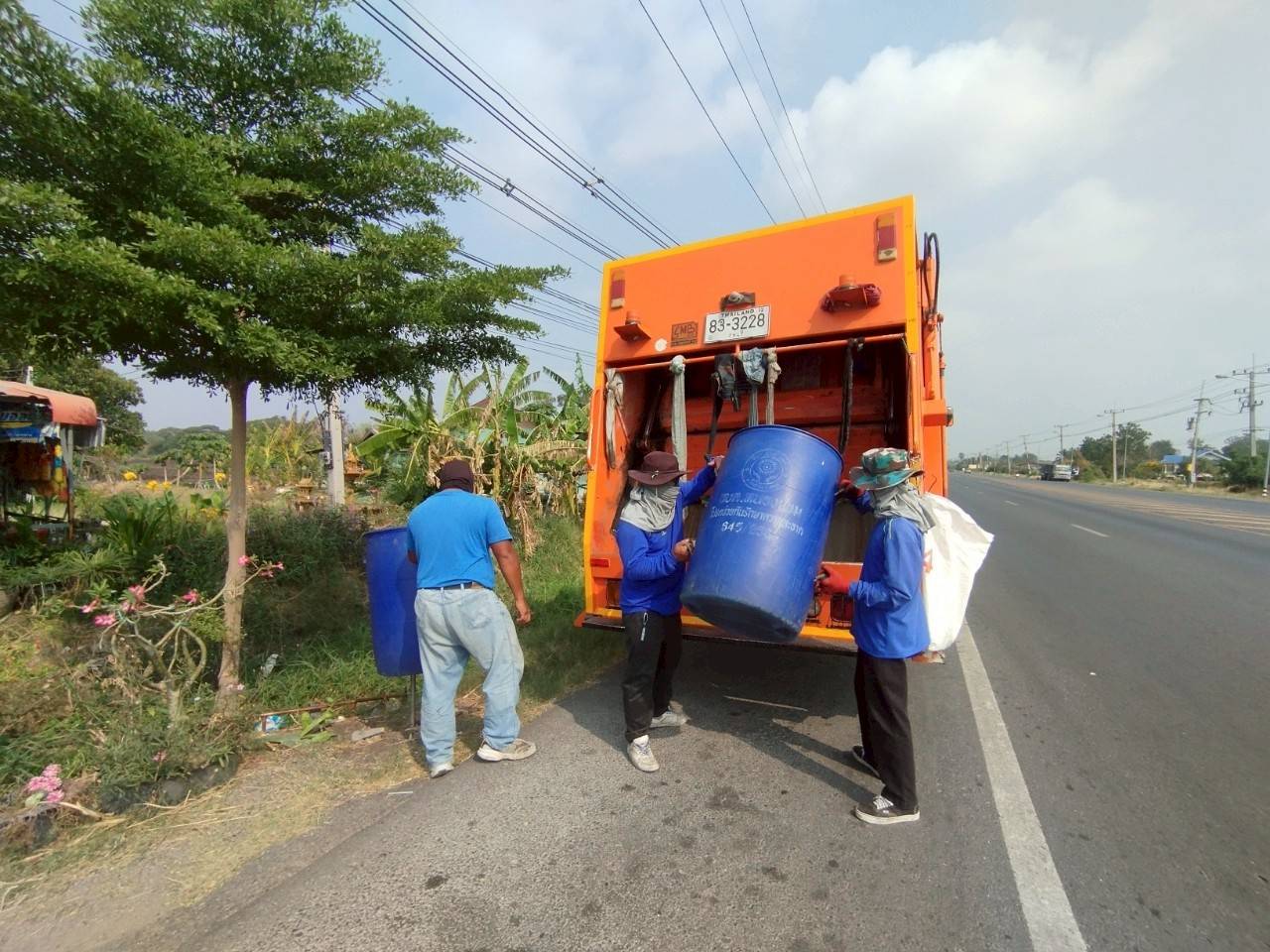 จัดเก็บขยะมูลฝอยในพื้นที่ตำบลหนองแขม อำเภอโคกสำโรง จังหวัดลพบุรี
