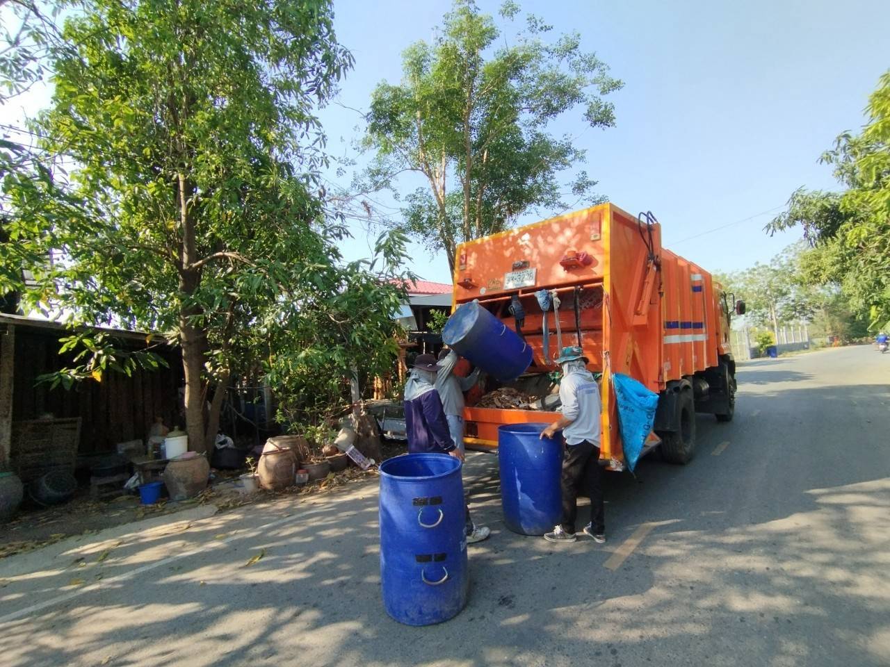 จัดเก็บขยะมูลฝอยในพื้นที่ตำบลหนองแขม อำเภอโคกสำโรง จังหวัดลพบุรี