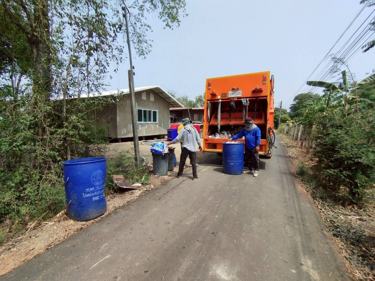จัดเก็บขยะมูลฝอยในพื้นที่ตำบลหนองแขม อำเภอโคกสำโรง จังหวัดลพบุรี