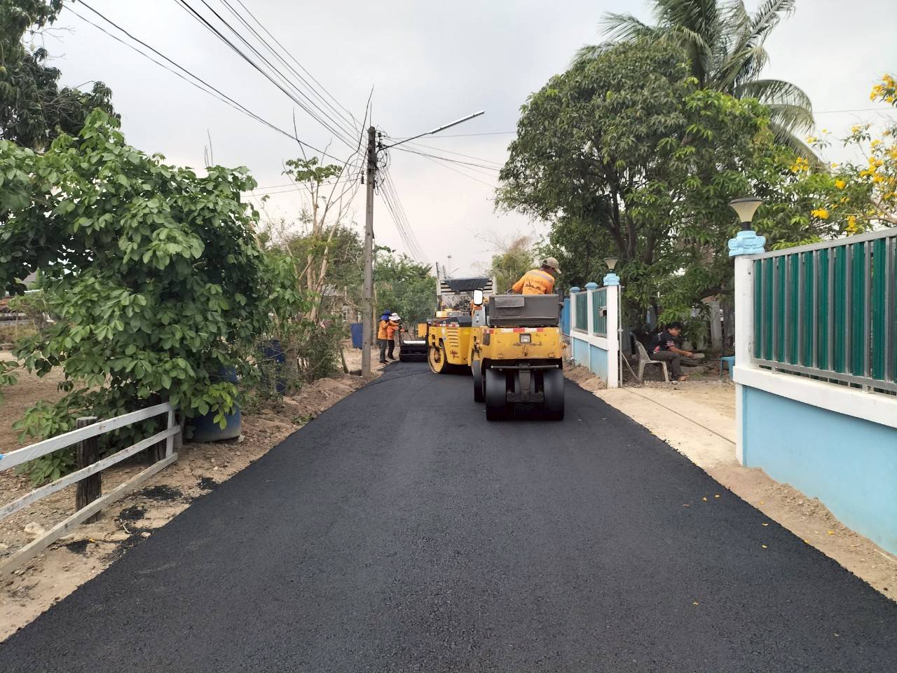 โครงการปรับปรุงผิวถนนคอนกรีต โดยปูผิว Asphalt concrete
