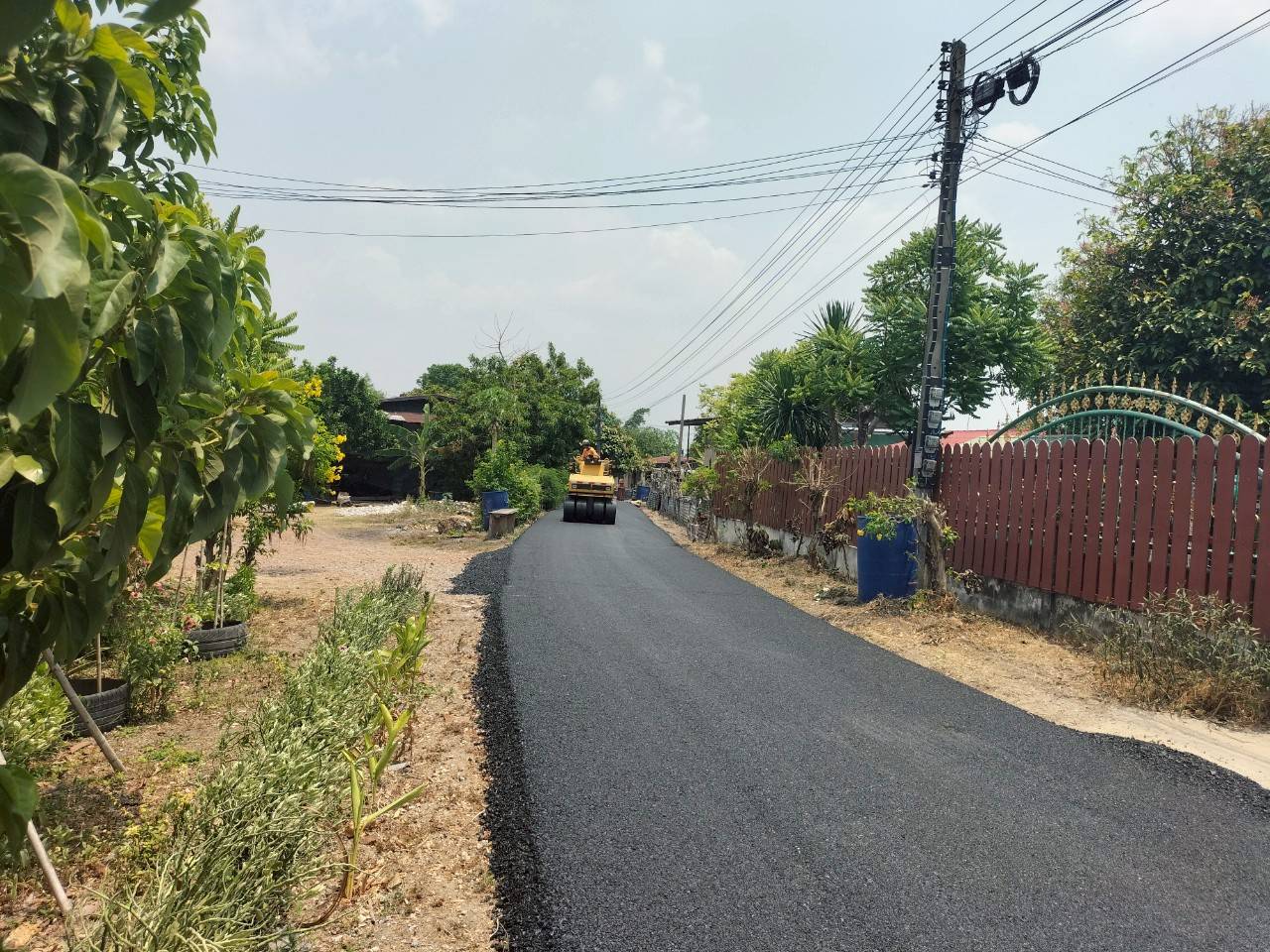 โครงการปรับปรุงผิวถนนคอนกรีต โดยปูผิว Asphalt concrete