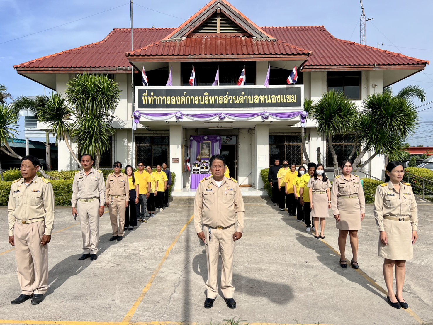 กิจกรรมเข้าแถวเคารพธงชาติ หน้าเสาธง เพื่อแสดงออกถึงความจงรักภักดีต่อชาติ ศาสนา พระมหากษัตริย์