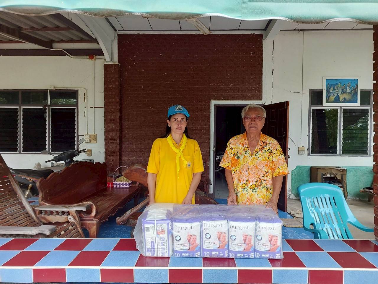 องค์การบริหารส่วนตำบลหนองแขม มอบผ้าอ้อมผู้ใหญ่สำเร็จรูป (แพมเพิส) ให้กับผู้ป่วยติดเตียง ภายในตำบลหนองแขม