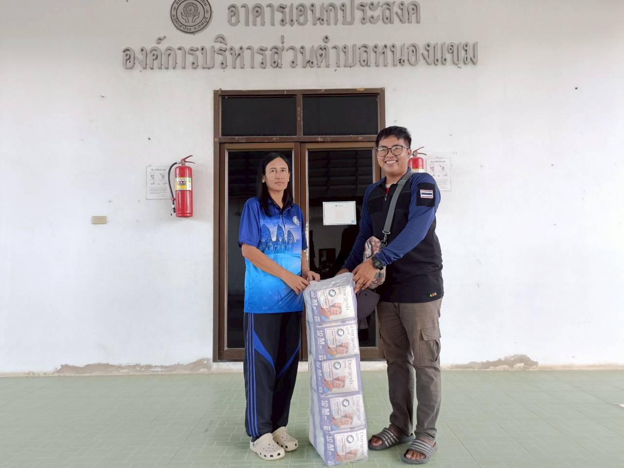 องค์การบริหารส่วนตำบลหนองแขม มอบผ้าอ้อมผู้ใหญ่สำเร็จรูป (แพมเพิส) ให้กับผู้ป่วยติดเตียง ภายในตำบลหนองแขม