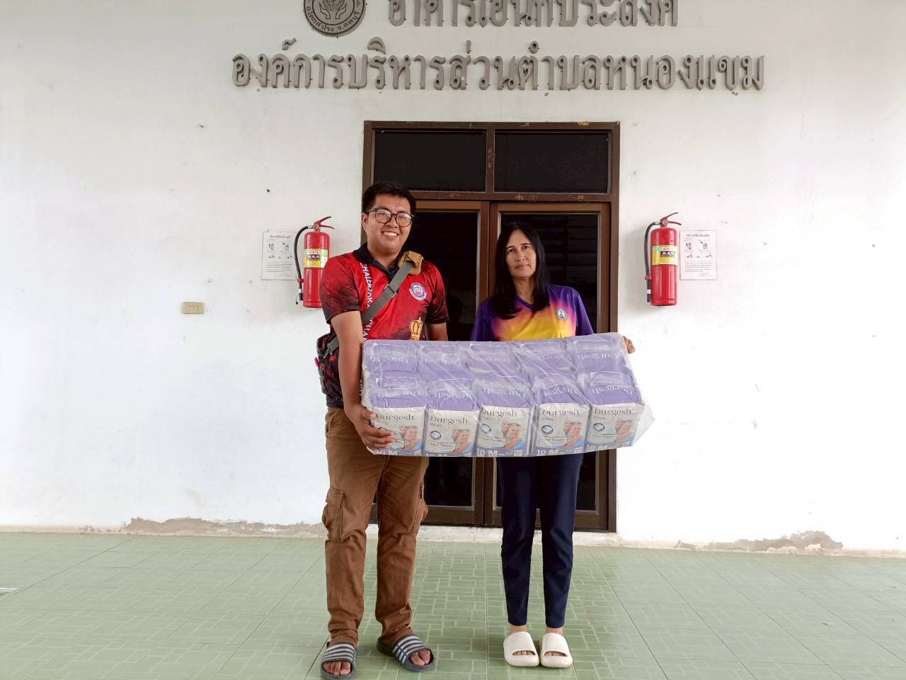 องค์การบริหารส่วนตำบลหนองแขม มอบผ้าอ้อมผู้ใหญ่สำเร็จรูป (แพมเพิส) ให้กับผู้ป่วยติดเตียง ภายในตำบลหนองแขม