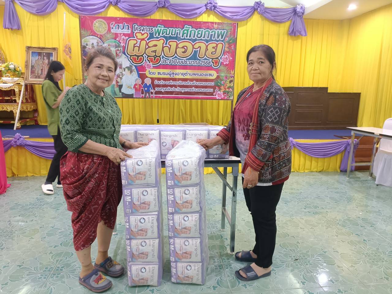 องค์การบริหารส่วนตำบลหนองแขม มอบผ้าอ้อมผู้ใหญ่สำเร็จรูป (แพมเพิส) ให้กับผู้ป่วยติดเตียง ภายในตำบลหนองแขม