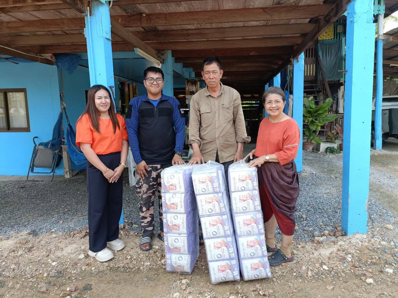 องค์การบริหารส่วนตำบลหนองแขม มอบผ้าอ้อมผู้ใหญ่สำเร็จรูป (แพมเพิส) ให้กับผู้ป่วยติดเตียง ภายในตำบลหนองแขม