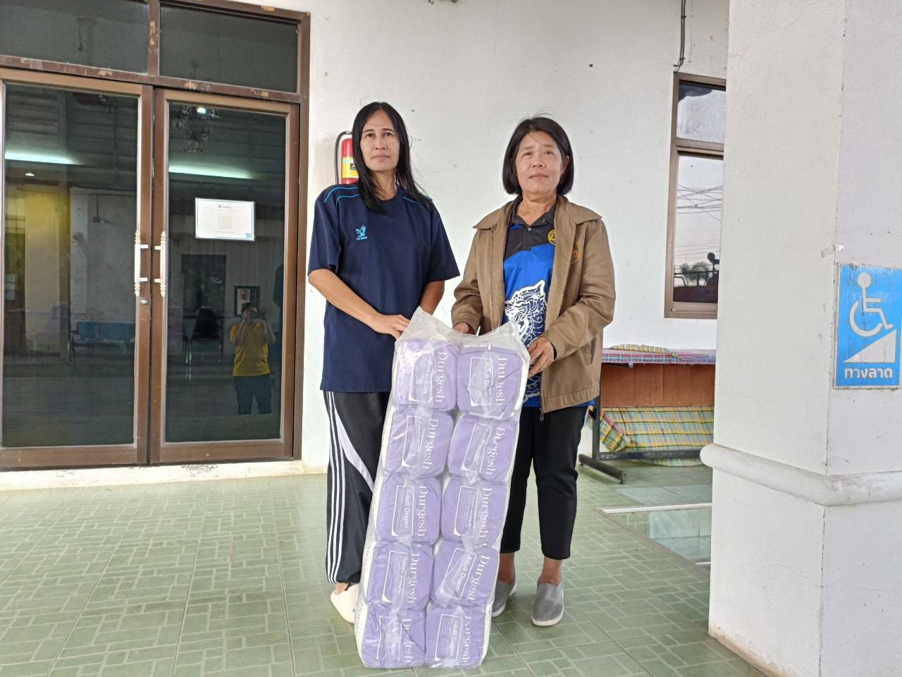 องค์การบริหารส่วนตำบลหนองแขม มอบผ้าอ้อมผู้ใหญ่สำเร็จรูป (แพมเพิส) ให้กับผู้ป่วยติดเตียง ภายในตำบลหนองแขม