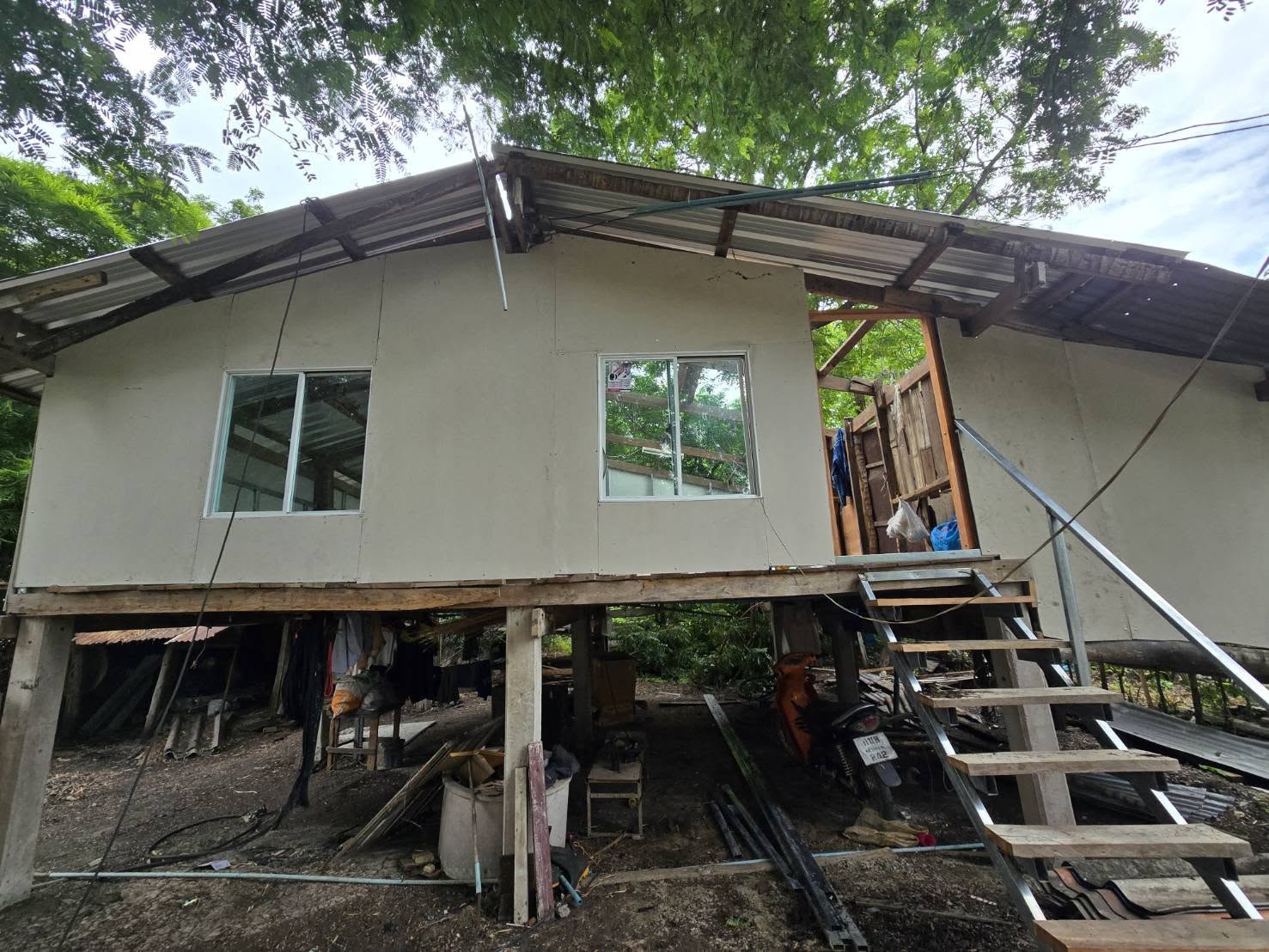 องค์การบริหารส่วนตำบลหนองแขม มอบหมายนักพัฒนาชุมชน ลงพื้นที่ติดตามการดำเนินงานซ่อมแซมบ้านคนพิการในตำบลหนองแขม