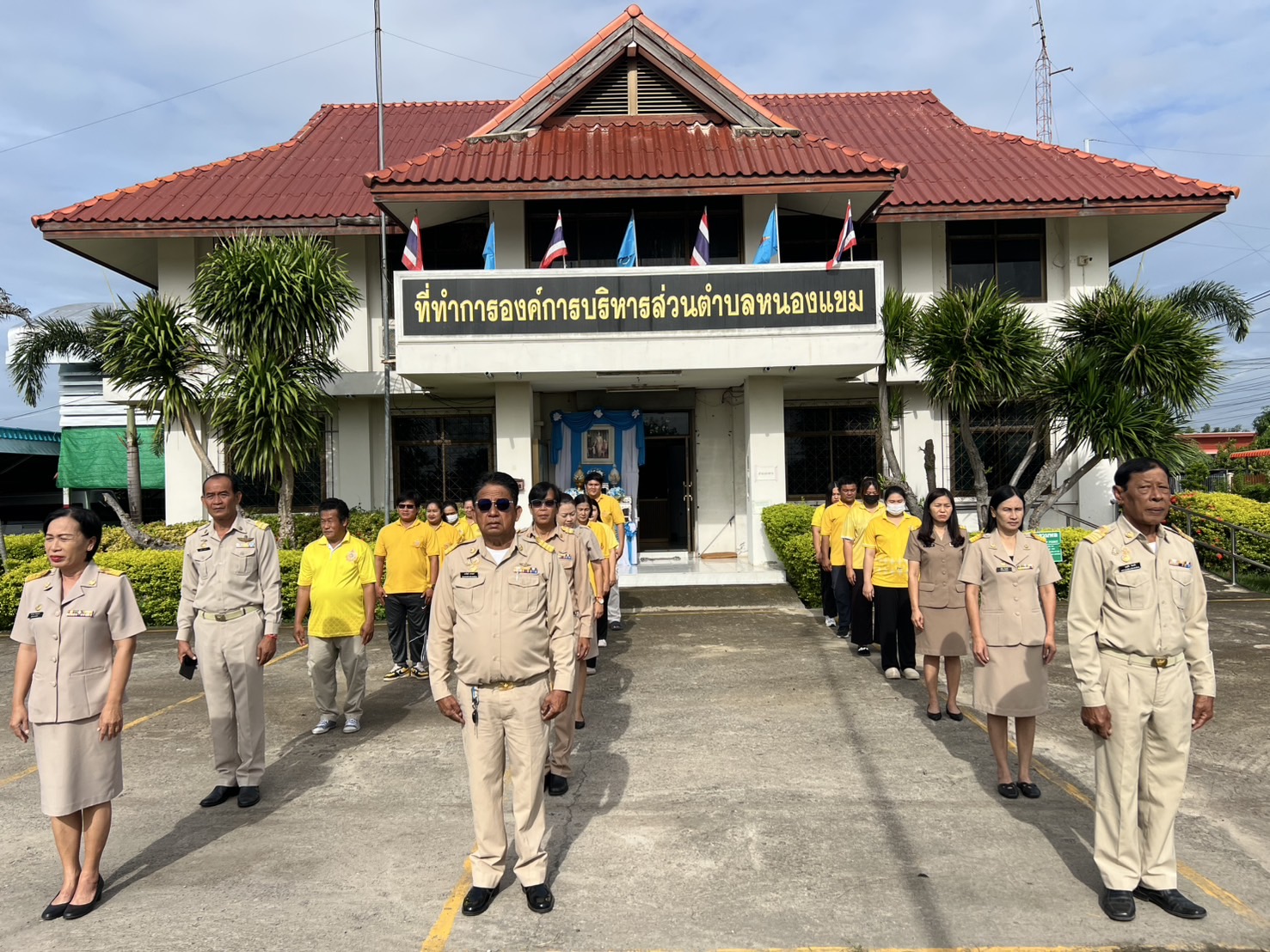 กิจกรรมเข้าแถวเคารพธงชาติ หน้าเสาธง เพื่อแสดงออกถึงความจงรักภักดีต่อชาติ ศาสนา พระมหากษัตริย์