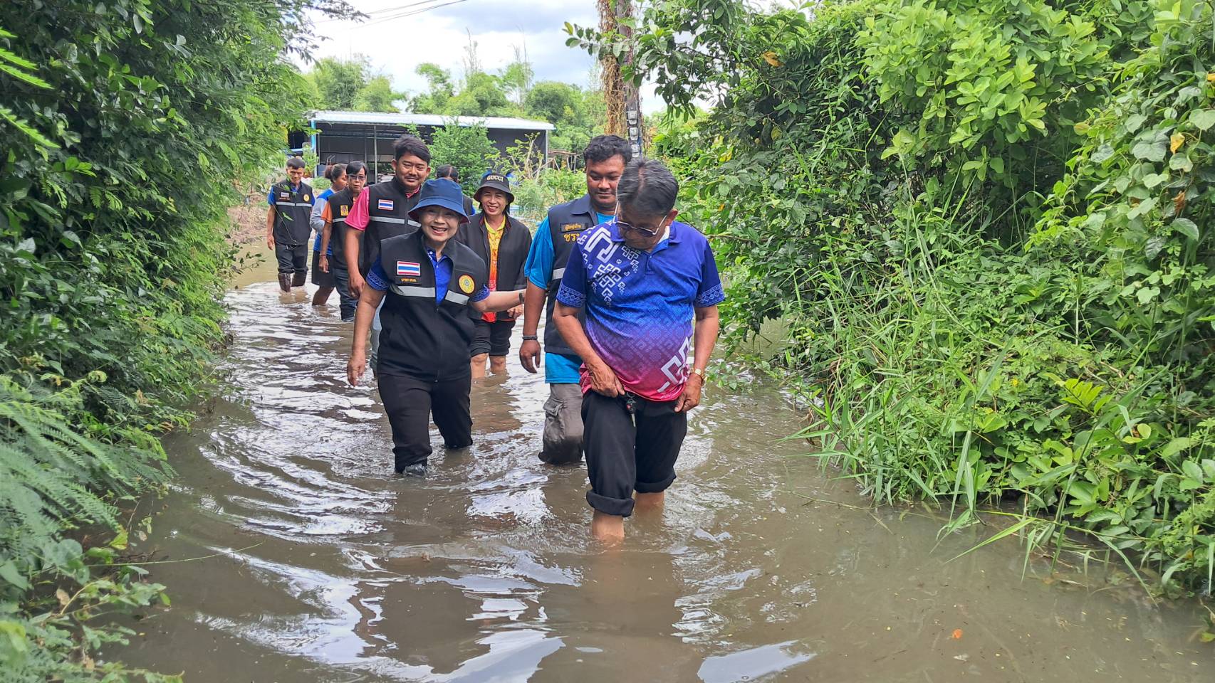 สำรวจสถานการณ์น้ำท่วมขังและรับฟังปัญหาความเดือดร้อนของชาวบ้าน หมู่ที่ 1 บ้านท่าม่วง