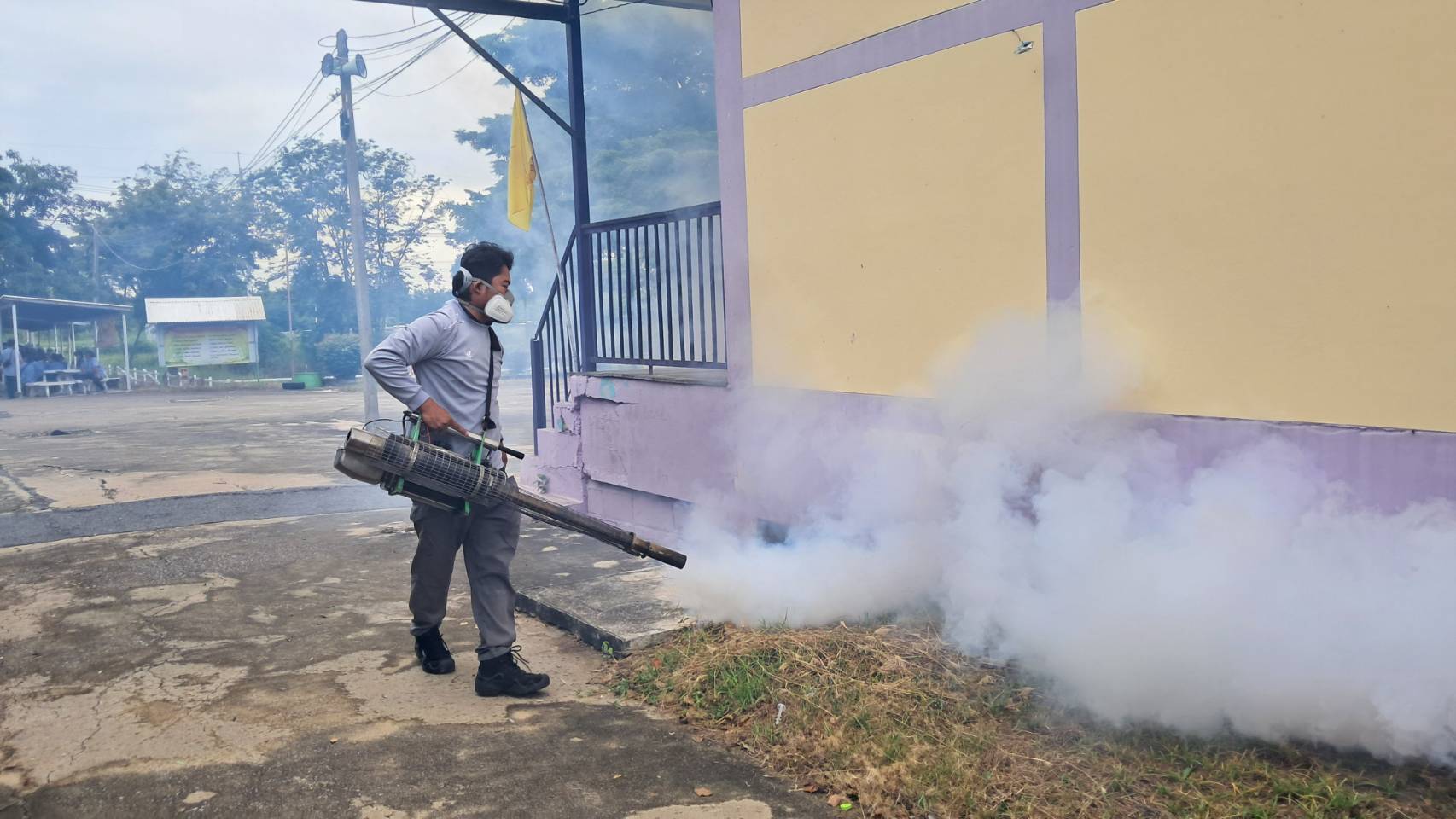 พ่นหมอกควันป้องกันยุงลาย