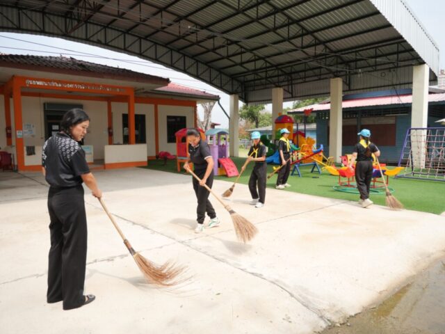 LINE_ALBUM_Big Cleaning โรงเรียน_260512_13