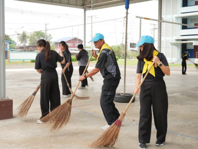 LINE_ALBUM_Big Cleaning โรงเรียน_260512_3