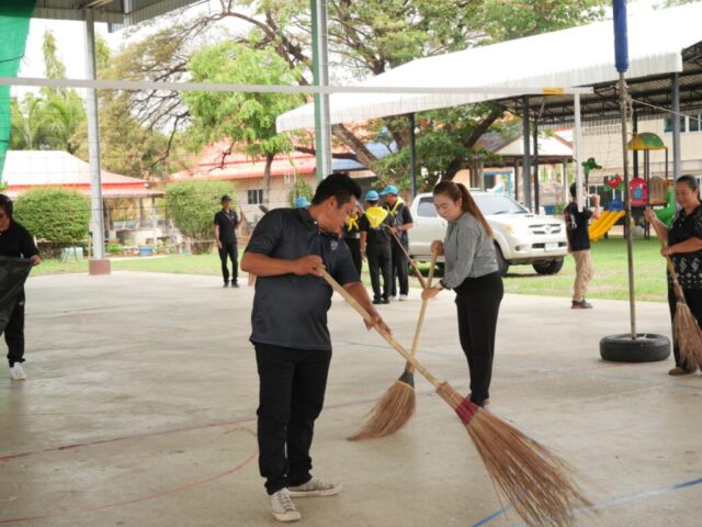LINE_ALBUM_Big Cleaning โรงเรียน_260512_4