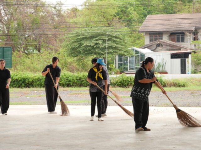 LINE_ALBUM_Big Cleaning โรงเรียน_260512_6