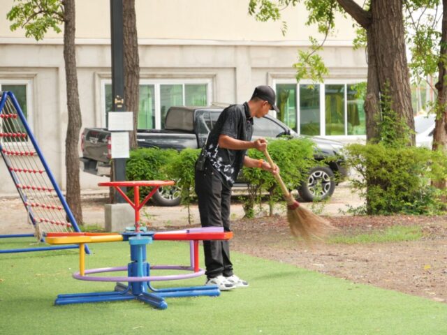 LINE_ALBUM_Big Cleaning โรงเรียน_260512_7