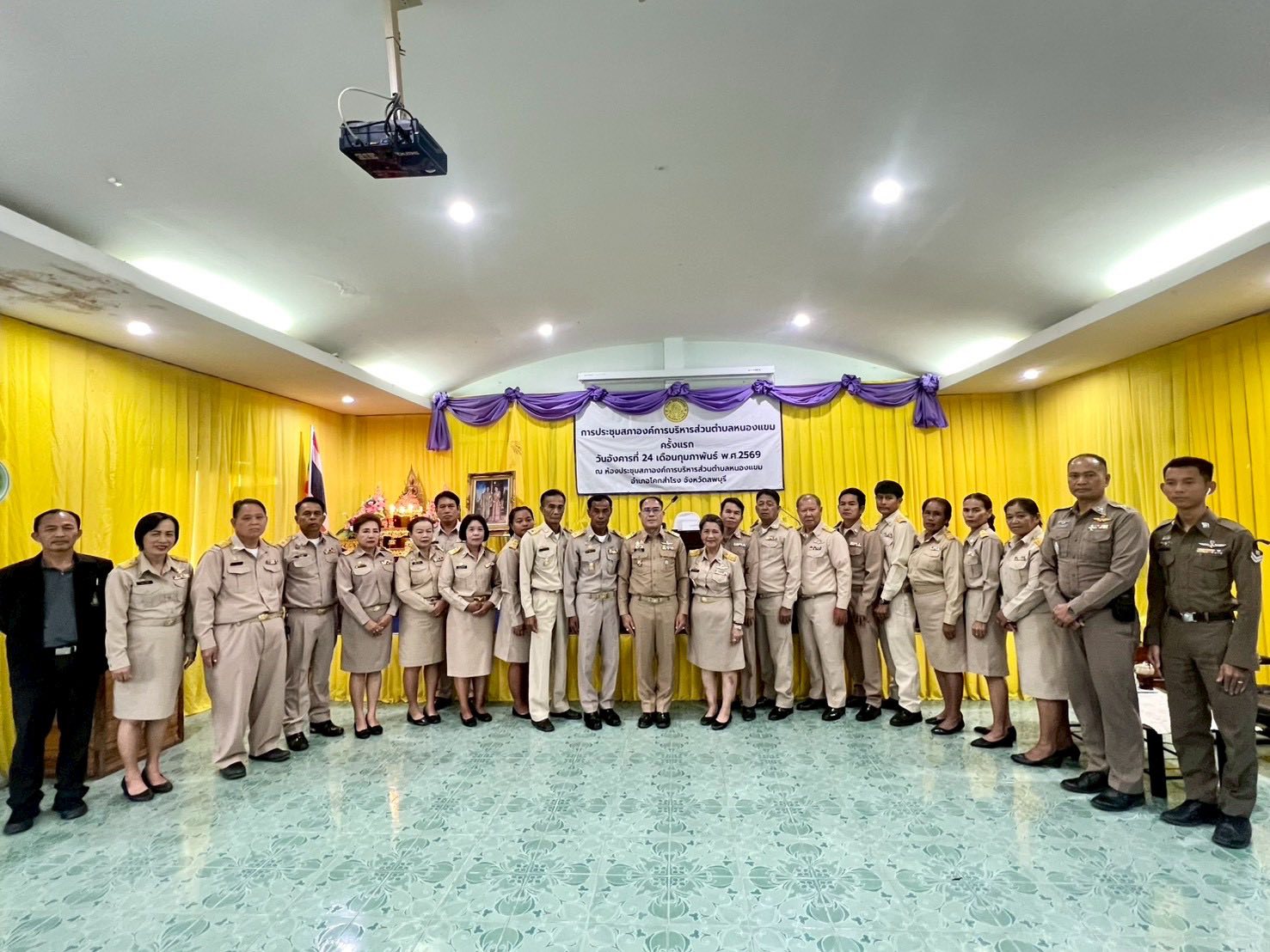 เปิดประชุมสภาองค์การบริหารส่วนตำบลหนองแขม ครั้งแรก