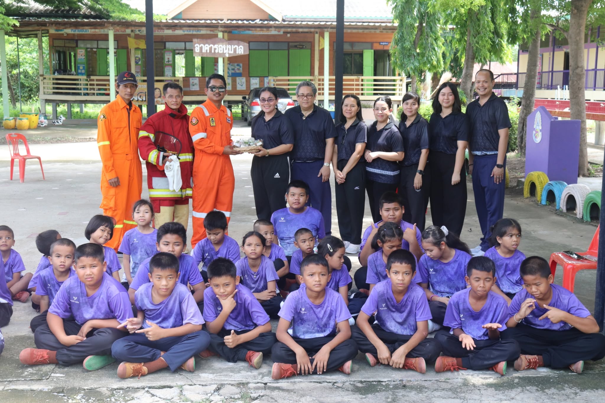 เจ้าหน้าที่ป้องกันและบรรเทาสาธารณภัย องค์การบริหารส่วนตำบลหนองแขม ให้ความรู้การดับเพลิงเบื้องต้นเมื่อเกิดเหตุอัคคีภัยกับโรงเรียนในพื้นที่