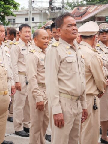 LINE_ALBUM_เคารพธงชาติหน้าอำเภอ_260928_14