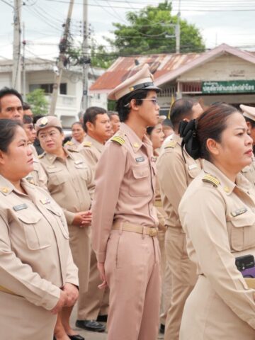 LINE_ALBUM_เคารพธงชาติหน้าอำเภอ_260928_16