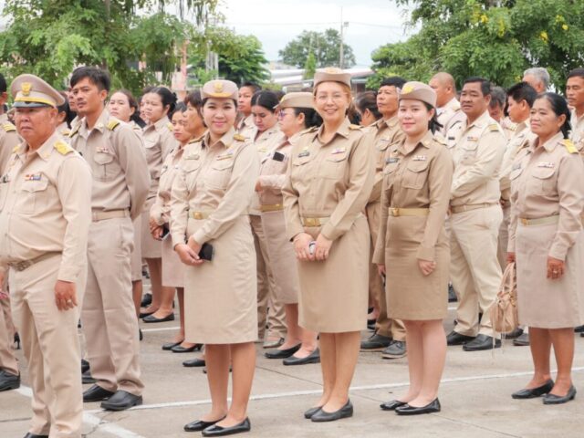 LINE_ALBUM_เคารพธงชาติหน้าอำเภอ_260928_18
