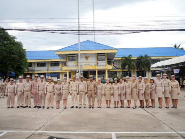 LINE_ALBUM_เคารพธงชาติหน้าอำเภอ_260928_20