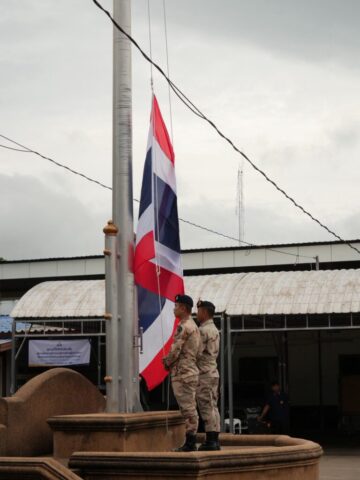 LINE_ALBUM_เคารพธงชาติหน้าอำเภอ_260928_7