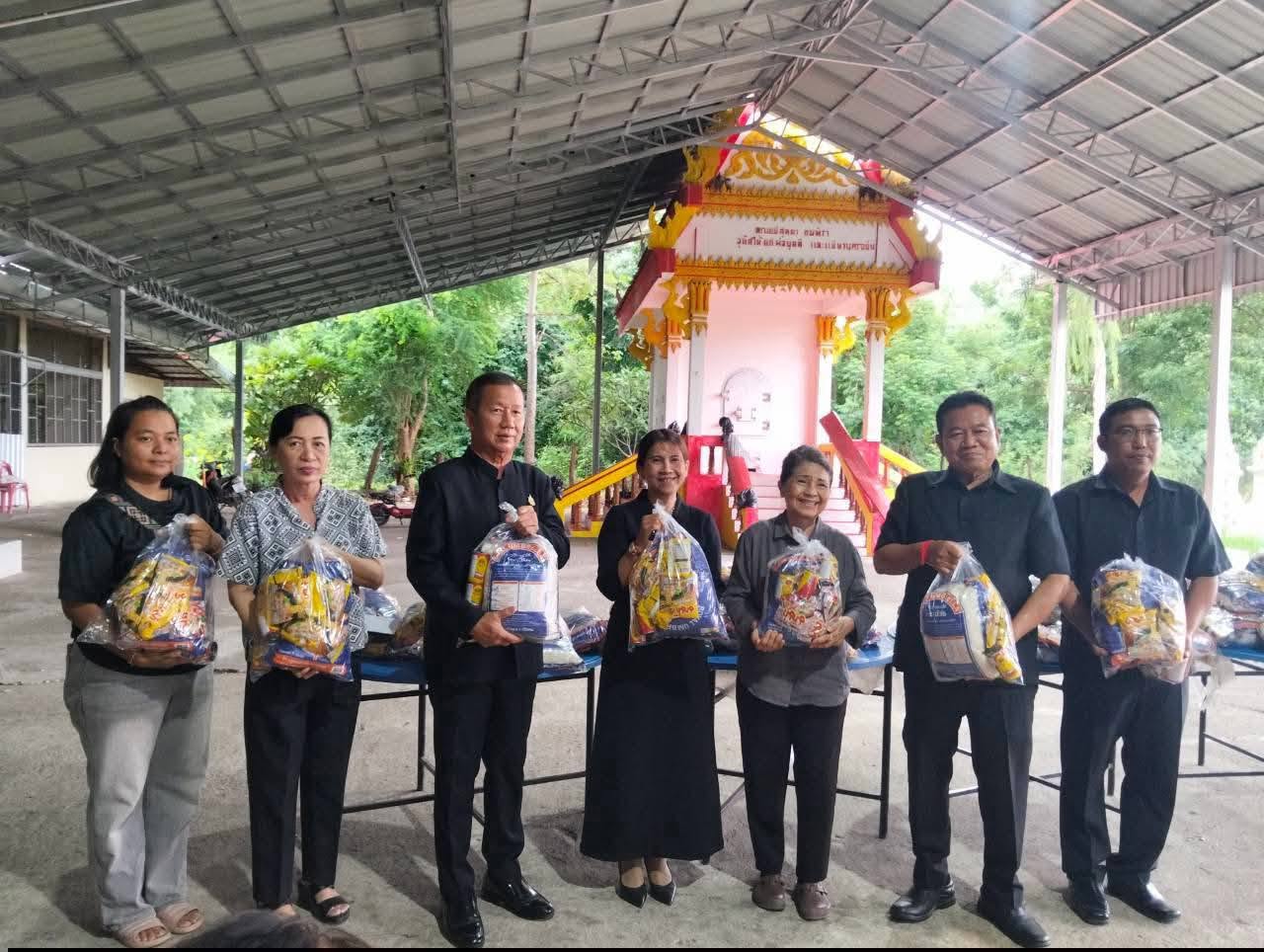 องค์การบริหารส่วนตำบลหนองแขม ลงพื้นที่มอบถุงยังชีพ ที่ได้รับการสนับสนุนจากพรรคภูมิใจไทย โดย นายนรินทร์ คลังผา สมาชิกสภาผู้แทนราษฎร จังหวัดลพบุรี เขต 1 ให้กับประชาชนที่ได้รับผลกระทบจากอุทกภัยในพื้นที่ตำบลหนองแขม อำภอโคกสำโรง จังหวัดลพบุรี