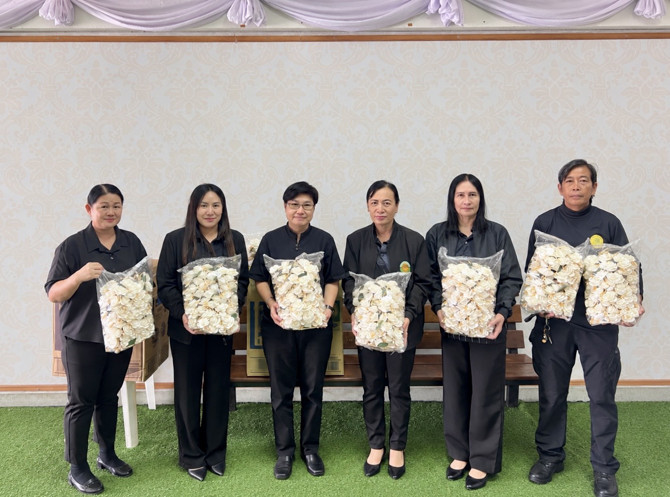 องค์การบริหารส่วนตำบลหนองแขม ส่งมอบดอกไม้จันทน์ จำนวน 1,700 ดอก เพื่อใช้ในงานพระราชพิธีถวายพระเพลิง พระบรมศพ สมเด็จพระนางเจ้าสิริกิติ์ พระบรมราชินีนาถ พระบรมราชชนนีพันปีหลวง